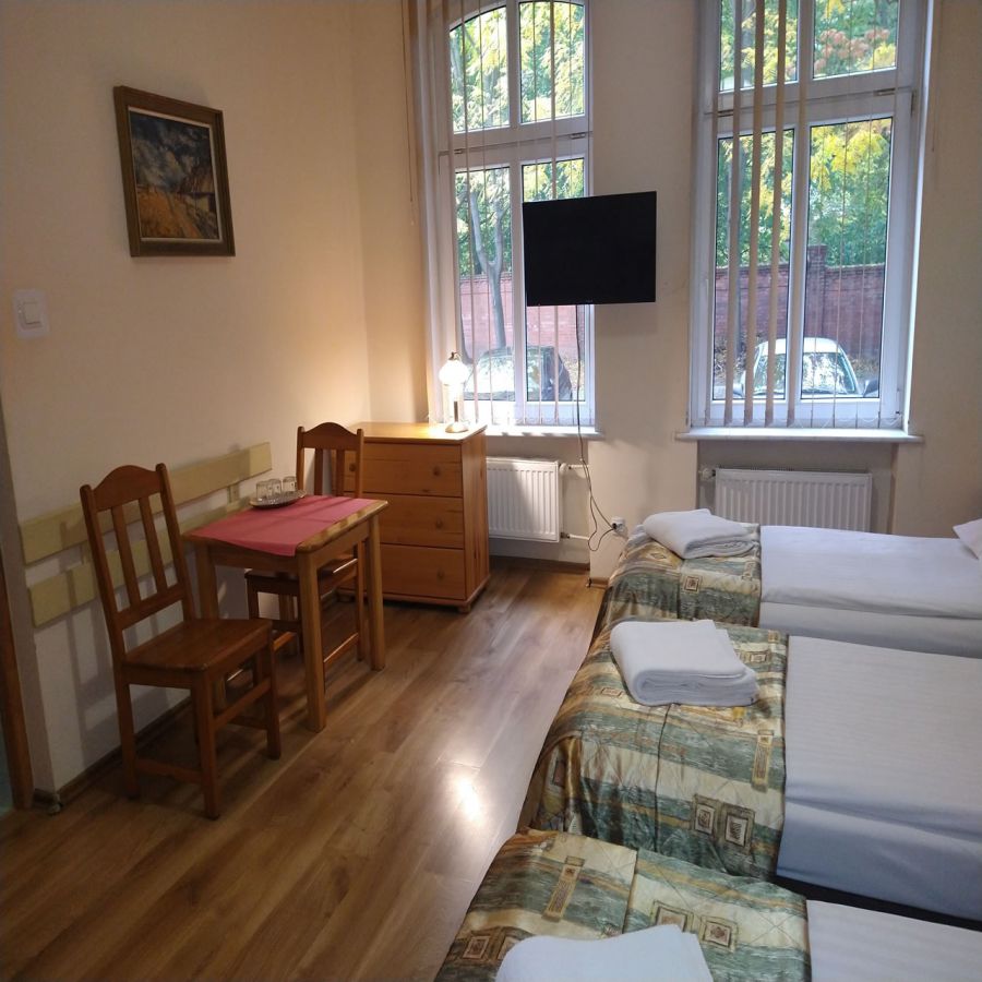 Pokój 10 dwuosobowy z łazienką 220 zł