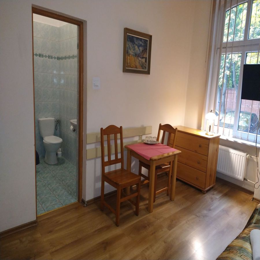 Pokój 10 dwuosobowy z łazienką 220 zł