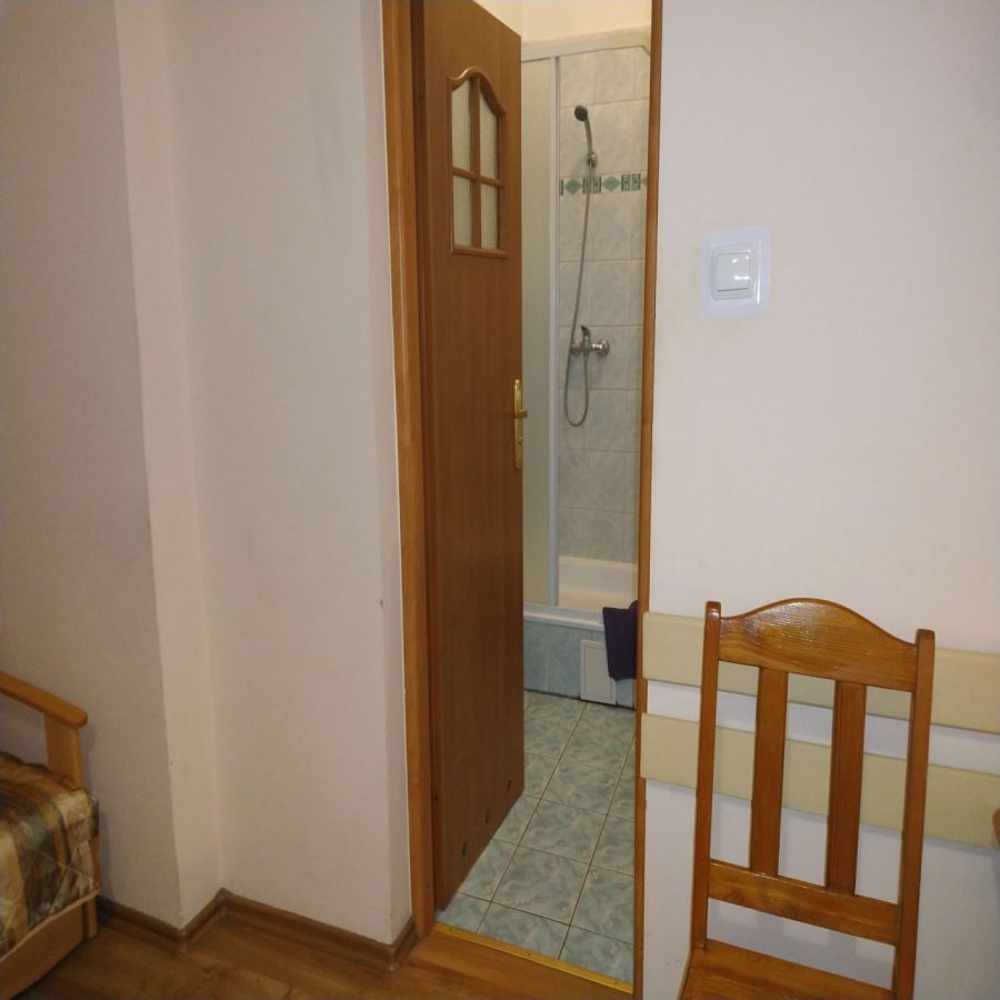 Pokój 10 dwuosobowy z łazienką 220 zł