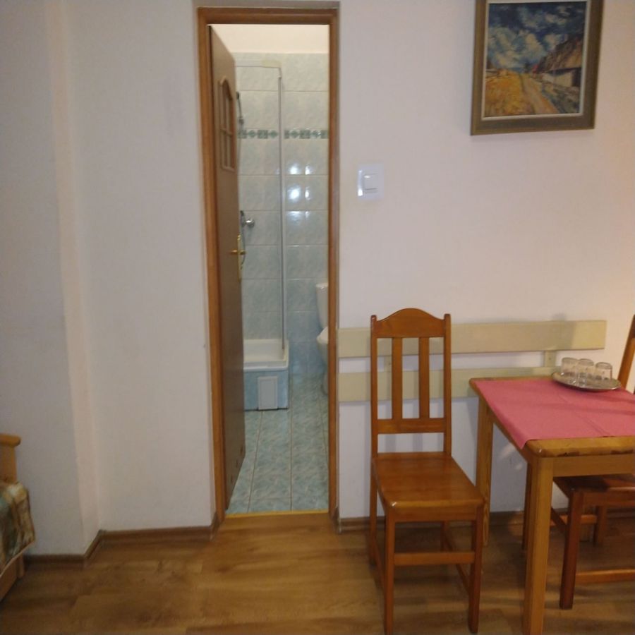 Pokój 10 dwuosobowy z łazienką 220 zł