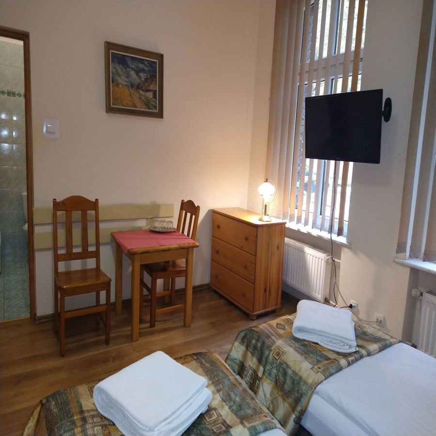 Pokój 10 dwuosobowy z łazienką 220 zł