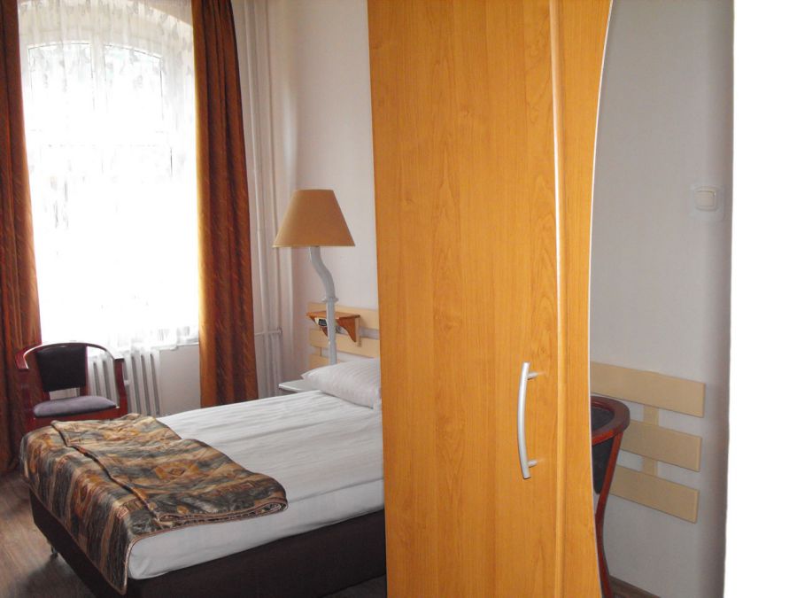 Pokój 3 dwuosobowy z umywalką 150 zł