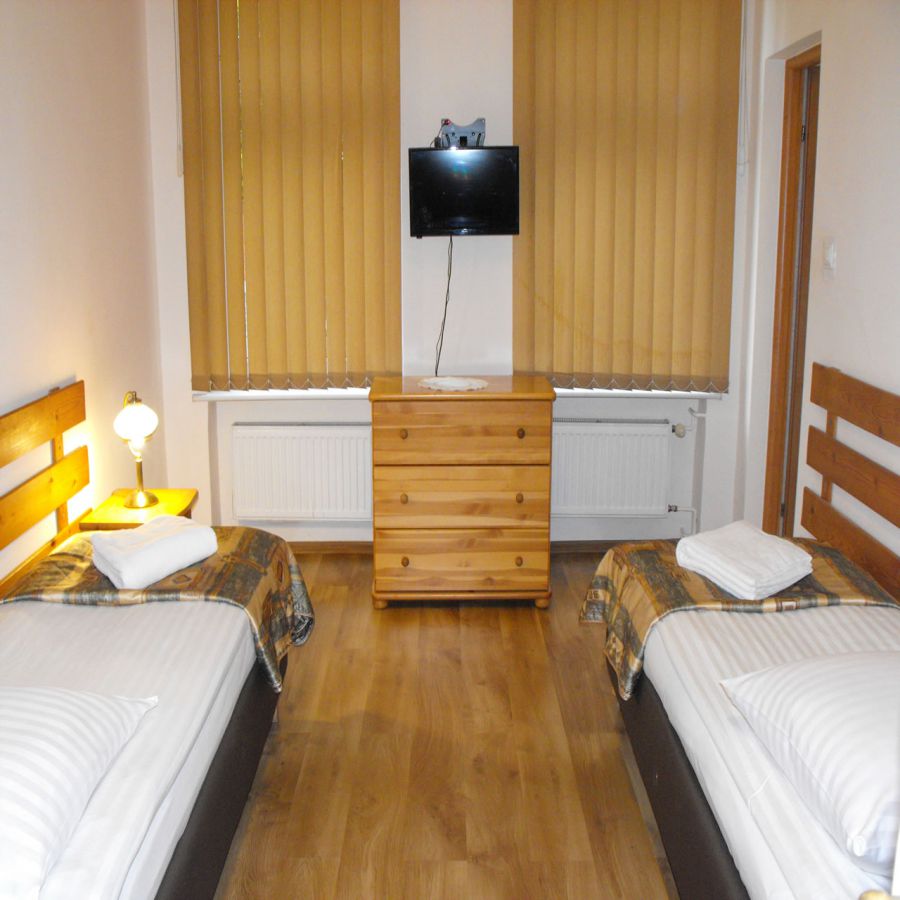 Pokój 9 dwuosobowy z łazienką 220 zł