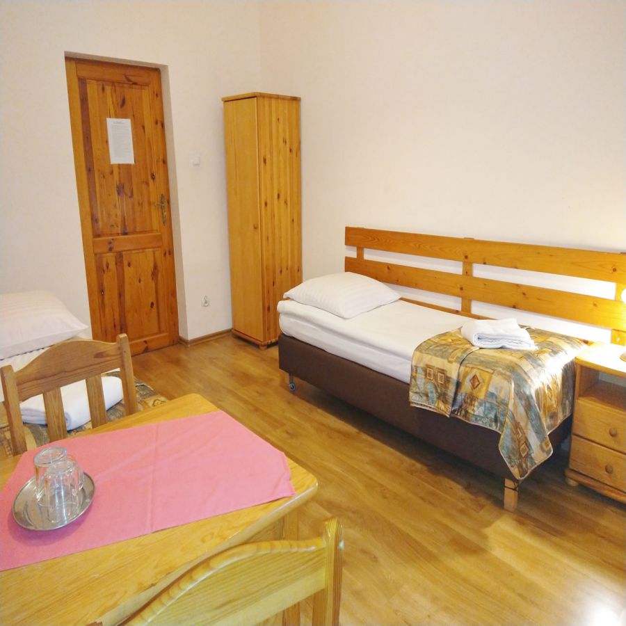 Pokój 9 dwuosobowy z łazienką 220 zł