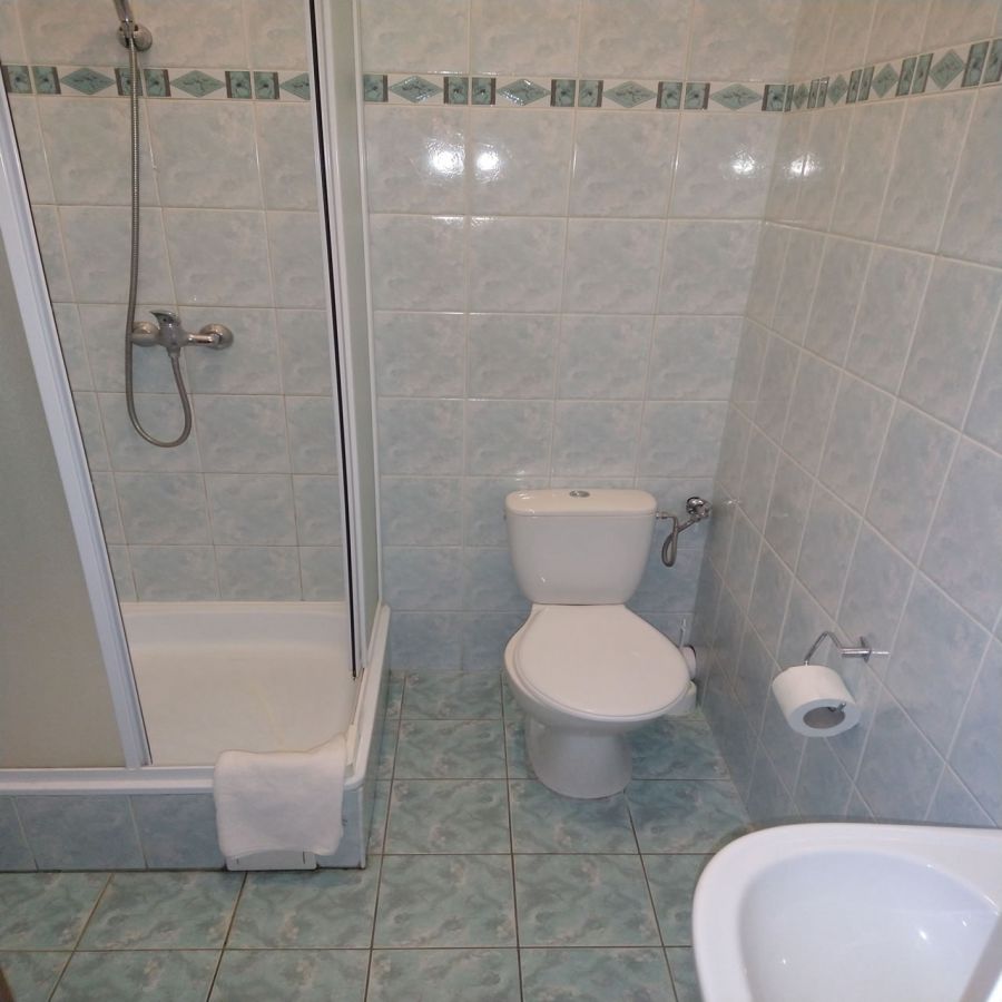 Pokój 9 dwuosobowy z łazienką 220 zł